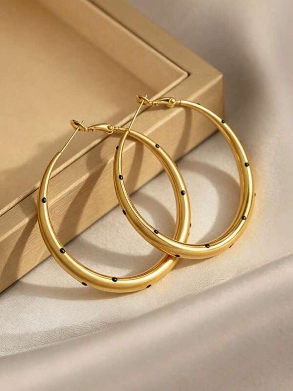 1 Pair Metal Personalized Hoop Earrings With Random Black Dots, Casual H
